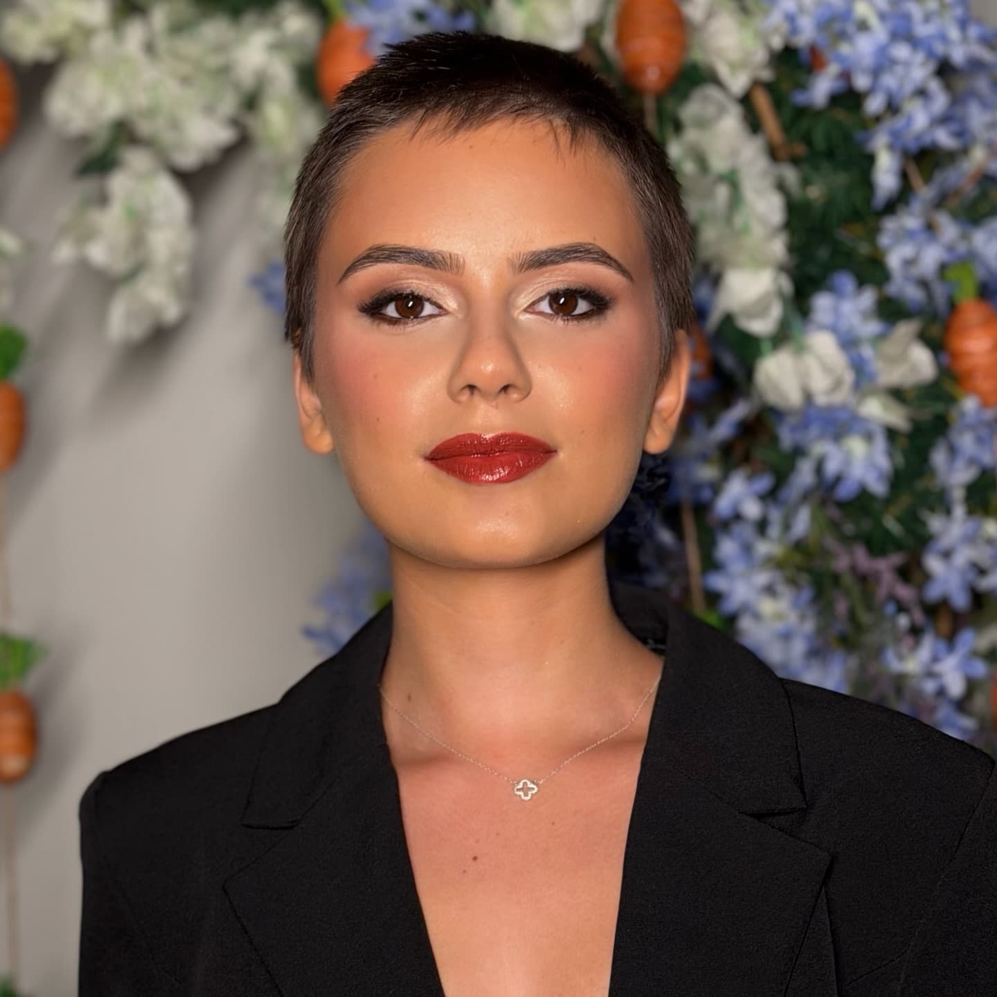 Make com batom vermelho terra